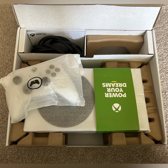 New unopened Microsoft Xbox series S console - Picture 5 of 6